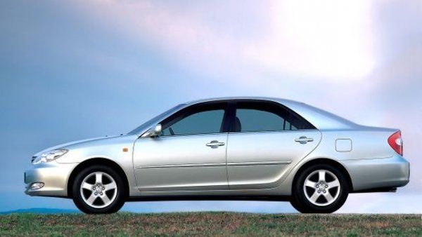 Името „Camry” идва от японската дума „kanmuri”, която също означава „корона”. То е дадено на автомобила, който в продължение на 12 години е №1 по продажби на пазара в Америка. И който трябва да се превърне в главната перла в короната на Toyota.
