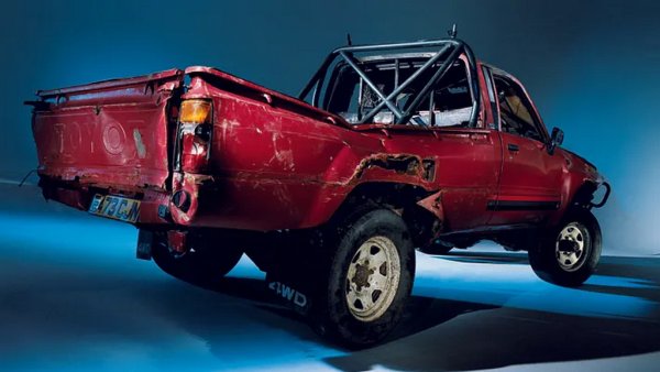 Всички знаем, че Top Gear има специална история с този пикап - след като преди толкова години оригиналните водещи на предаването направиха какво ли не, за да унищожат един екземпляр от него, и не успяха. "Какво ли не" включваше удавяне в морето, събаряне на цяла сграда върху него и пускането му от кран, ако случайно сте забравили. 
