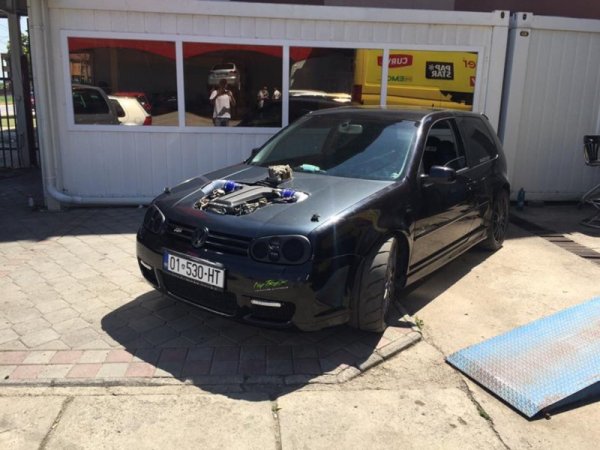 Golf Мк4 с V10 двигател от Audi RS6. Мощността е 1250 к.с.