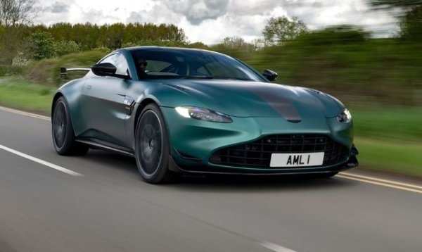 Британската марка за суперавтомобили отчита спад спрямо миналата година, но съвсем минимален - само два автомобила. 
Най-продавани модели: 
Vantage - 578
DBX - 500
DB11 - 283
Speedster - 10