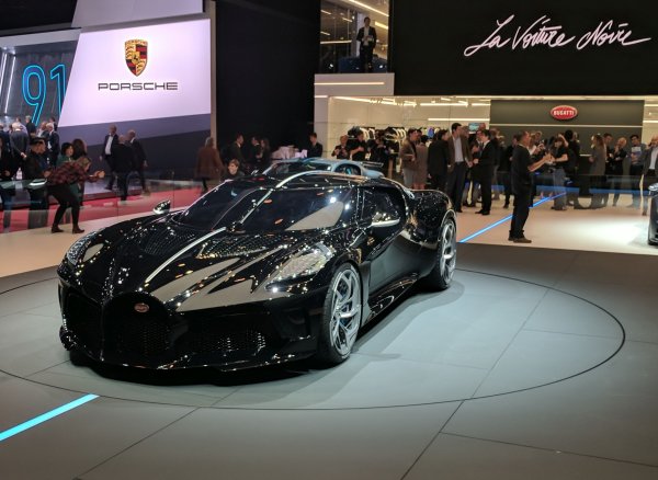 Това не е точно серийна кола, защото съществува в една-единствена бройка. Но не е и концепт, защото е напълно готова за пътя и вече си има собственик. Името му се пази в тайна, но знаем, че е платил почти 17 милиона евро за удоволствието да кара това чудовище с W16 мотор, 1600 конски сили и 420 километра в час максимална скорост. Цената включва и пълен резервоар с гориво, без майтап. 