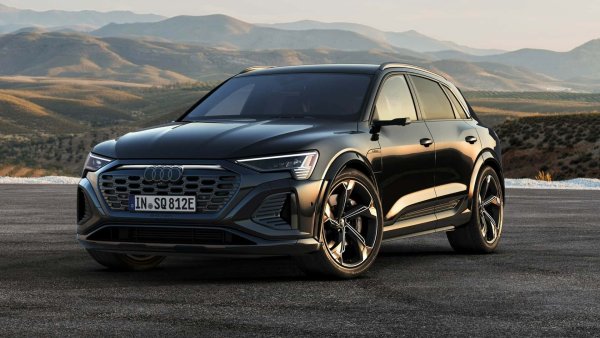 Списъкът с най-тежки автомобили започва с Audi SQ8 e-tron, който е и най-компактният от групата с дължина 4,91 метра, но все пак тежи 2725 кг.

Германският 5-местен електрически SUV разполага с три електрически мотора и батерия с капацитет 106 кВт/ч за съвкупна мощност от 503 к.с.

Тегло: 2725 кг

Мощност: 503 к.с.

Съотношение на тегло/мощност: 5.41 кг/к.с.