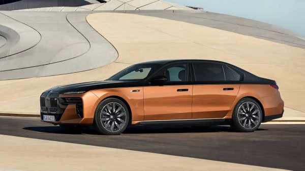 BMW няма как да остане извън тази класация, като в нея влиза новото I7 и по-специално неговата топп-версия i7 M70 xDrive. Нейното тегло достига 2770 кг, като това става въпреки архитектурата CLAR от стомана, алуминий и въглеродни влакна.

В тази си модификация електрическият флагман на баварците използва два електромотора и батерия с капацитет 101,7 кВт/ч, за да предаде мощността от 660 к.с. на четирите колела, като съотношението тегло/мощност е най-доброто в тази класация.

Тегло: 2770 кг 

Мощност: 660 к.с. 

Съотношение на тегло/мощност: 4.19 кг/к.с.
