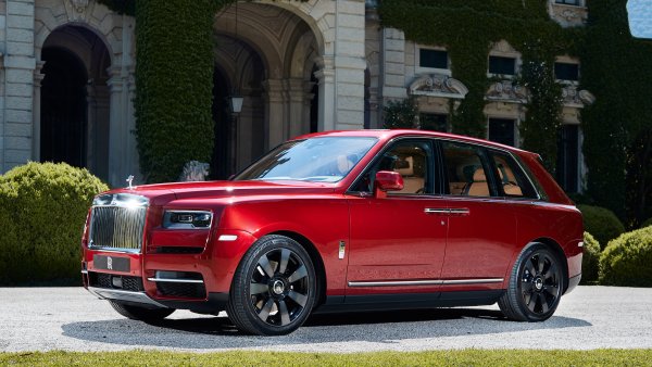 Още един SUV с гигантски размери, който се движи по пътищата на Европа.  В случая това е Rolls-Royce Cullinan Black Badge, който е дълъг 5,34 метра и тежи 2785 кг.

Тук не липсват детайли, които се изискват от автомобил в ултра-луксозната категория, включително двигателя - 6,7-литров V12 битурбо, развиващ 600 к.с. Този мотор не използва допълнителна електрификация.

Тегло: 2785 кг 

Мощност: 600 к.с.

Съотношение на тегло/мощност:  4.64 кг/к.с.
