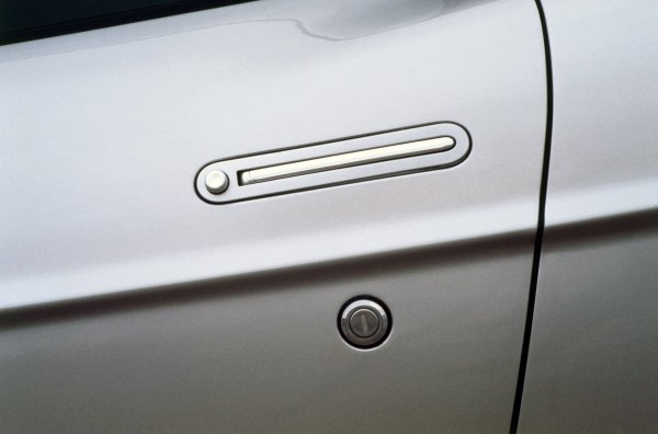 Италианците обичат да извеждат връзката между шофьора и автомобила на ново, почти интимно ниво. Ярък пример за това е роудстърът Fiat Barchetta. За да отворите вратата му, трябва да извършите две действия. Първо - да натиснете хромирания бутон, игриво надничащ от вратата. След натискането му, дръжката ще се появи до него. И тогава ще трябва да извършите второто действие - да я дръпнете към себе си. Малко вероятно е зад този причудлив механизъм да стои желанието автомобилът да бъде направен по-аеродинамичен - просто така е по-красив.