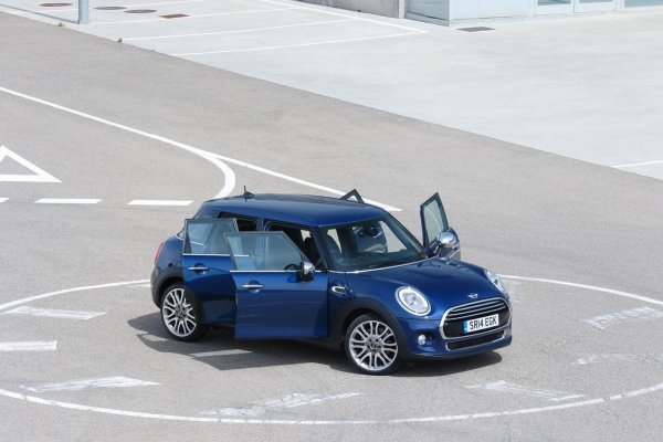 Новото поколение MINI с пет врати