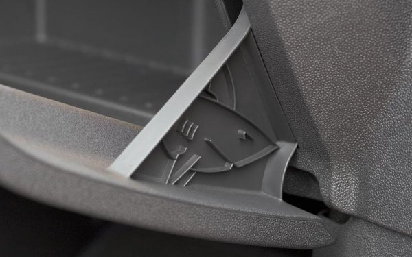 Ако шофирате някой от моделите на Opel от последните години, да знаете, че с вас се возят акули. Производителят започва да крие морските хищници при представянето на Corsa D  през 2006 година (там са във вратичката на джабката), след като сина на дизайнера предлага, че това ще е много интересно и забавно. Морската тема продължава и в Adam, Astra и Insignia, а акули има дори и в настоящата Corsa, която е базирана на Peugeot 208.