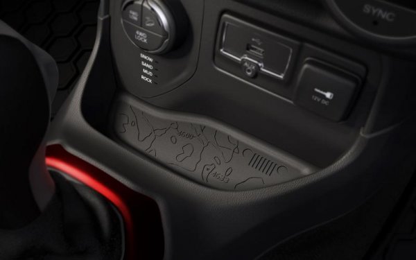 Може да приключите търсенето на Йети: ще го откриете на задния прозорец при някои от версиите на Renegade. А ако отворите капачката на резервоара, ще видите малък паяк, казващ "ciao, baby!". Ако се зачудите защо паякът говори италиански в американския модел, ще ви подсетим, че Renegade се произвежда заедно с Fiat 500 не много далеч от Наполи. Гумената подложка в нишата за вещи на централната конзола пък показва карта на оф-роуд маршрут в пустинята Мохаве.