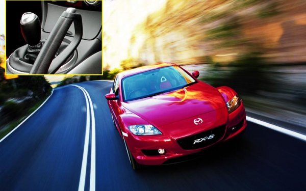 Mazda RX-8, произвеждана между 2003 и 2012 година е пълна с не много дискретни "великденски яйца", вдъхновени от роторния двигател. Щампите под челното стъкло, шевовете на предните седалки и скоростния лост са сам очаст от елементите с триъгълен дизайн, които може да откриете в купето.