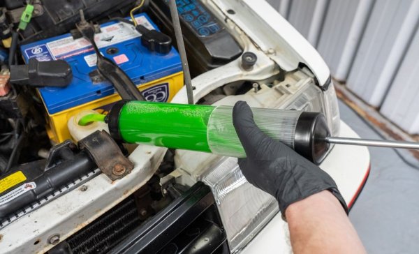 Когато ефективността на охладителната система намалява с времето (поради отлагания вътре и замърсяване на радиатора отвън), тогава вероятността от прегряване възниква дори при по-ниски температури на околната среда.
Има няколко препоръки. Необходимо е да се поддържа охладителната система в добро състояние, като периодично се промива радиаторът и се сменя охлаждащата течност навреме. Освен това, поддържайте нивото на маслото в двигателя по-близо до горната маркировка, тъй като охлаждането чрез маслото играе съществена роля.
