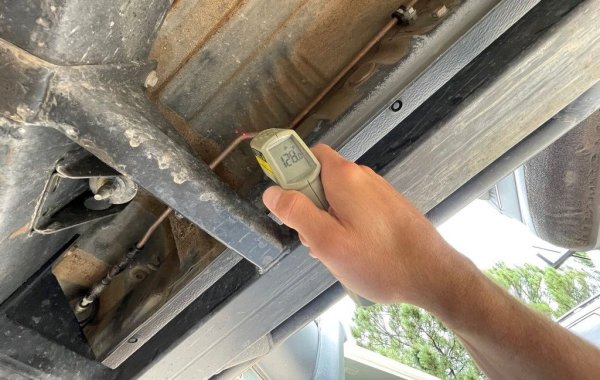 Старите автомобили с бензинови двигатели често отказваха да шофират в жегата поради "парни блокировки" в горивната помпа. Съвременните автомобили са по-малко податливи на това явление, но не са напълно застраховани. Когато потеглите след известен престой в жегата, може да усетите потреперване и придърпване в първите секунди. Причината са именно такива парни "блокировки". Освен това, ако вентилационната система на резервоара за гориво е повредена, при развиване на капачката се чува силен съскащ звук, придружен от появата на облаче бензинови пари. Не дай си Боже, ако някой наблизо пуши!
