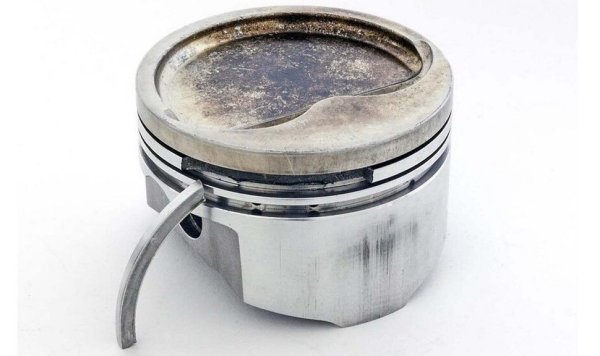 Твърде загретият двигател е склонен към детонация. Особено ако, волно или неволно, сте заредили с нискооктаново гориво. Детонацията, която се чува като звънтящи чукания в двигателя, може да го унищожи за минути и дори за секунди. Решението е да не натоварвате двигателя прекалено много и веднага да отидете на бензиностанция, за да добавите високооктаново гориво в резервоара.
