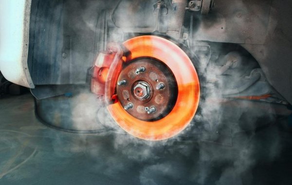 Спирачните механизми се нагряват значително дори в студено време. А в горещо време, при интензивно спиране, те могат да прегреят. Има три опасности: кипене на спирачната течност, прегряване на накладките и възможност за деформация на спирачните дискове.
Прегряване на накладката може да доведе до отлепяне на "спиращия" слой от основата. Тогава колата едва спира дори при силно натискане на педала. 
Кипването на спирачната течност е вероятно само когато колата е на възраст, а течността твърде дълго не е била сменяна и свойствата й са станали близки до тези на водата.
Спирачните дискове често страдат, когато има рязко охлаждане след силно нагряване. В жегата обикновено няма локви, но трябва да се внимава с поливането, с машините за миене на улиците и с други източници на студена вода. 
