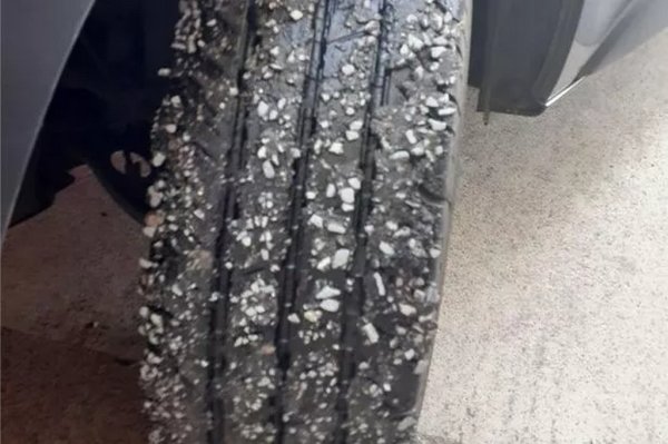 Добрите летни гуми си вършат добре работата в горещите дни, което не може да се каже за всесезонните и особено зимните гуми. Ако решите да карате лятото със зимни гуми, не забравяйте, че на горещ асфалт те лесно се подхлъзват, пързалят или блокират при спиране, ако нямате ABS. А ако имате, тогава ще усетите, че ABS трака и почти няма спирачен ефект. Освен това, зимните гуми много бързо ще &bdquo;оплешивеят&ldquo; от шофиране в жегата, тоест ще загубят протектора си. 
