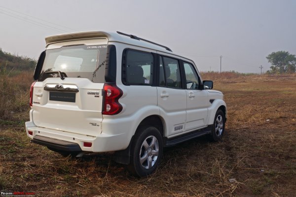 Защо обаче производител би направил семеен SUV без въздушни възглавници? Дори малкият Fiat 500 се оказва по-безопасен. А най-странното е, че Mahindra Scorpio беше ключов автомобил в кампанията на NCAP за по-безопасни автомобили за Индия.