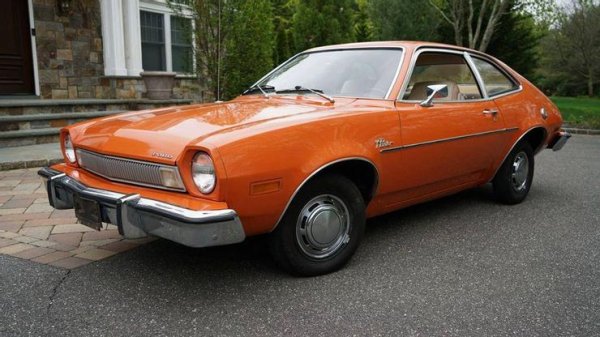 Ето кола, която буквално е бомба на колела. Ford пусна Pinto през 1970 г. и това беше позор за емблематичната компания. При един от тестовете беше установено, че ако някой се удари в задната броня на Pinto, колата ще експлодира. Това е така, защото резервоарът е отзад и при инцидент би се спукал.