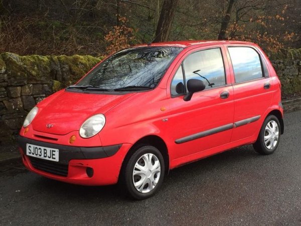 Един от малкото автомобили, които Daewoo всъщност са проектирали сами. Корейската марка е известна с това, че произвежда ужасни коли и в крайна сметка беше "убита" от GM. Самият Matiz беше икономичен, но тестовете показаха, че е много нестабилен, тъй като е висок и има твърде тънки гуми. В Daewoo пренебрегнаха тези проблеми и това им струва скъпо.