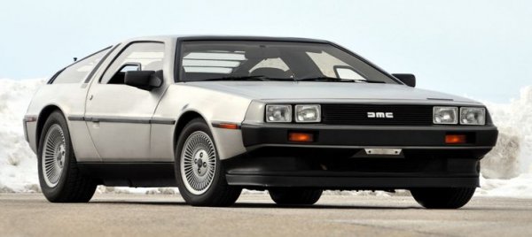 Де Лореан игнорира проблема и пусна колата в продажба, разчитайки, че никой няма да забележи. В случая проблемът е с вратите, тип "крило на чайка". При Mercedes-SLS AMG има устройства на вратите, които ги изхвърлят, когато колата се обърне на покрив. Заради интериора на автомобила, в DeLorean не могат да си позволят подобна технология.