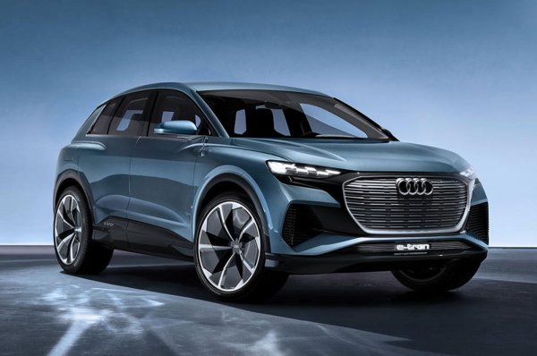 Q4 e-tron е по-малкият електрически SUV на  Audi, като бе представен на миналогодишното изложение в Женева като концепция. Серийният модел ще е по-широк, но по-къс от настоящия Q5. Задвижването ще е поверено на 2 електромотора, с комплексна мощност 306 конски сили, а пробегът с едно зареждане на 82-киловатчасовата батерия ще е до 450 км. Ще има и купе-версия Sportback.