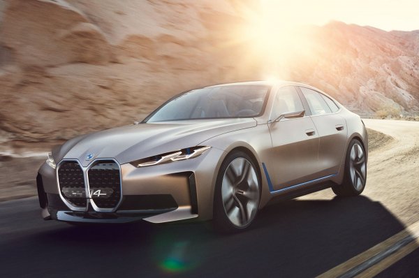 BMW тръгва по петите на Model 3 с електрическия седан i4. Баварският модел ще предложи пробег от 600 км с едно зареждане на батерията (80kWh), ще ускорява от 0 до 100 км/ч за 4 секунди и ще развива 200 км/ч. Всичко това с електромотор, постигащ 530 к.с.