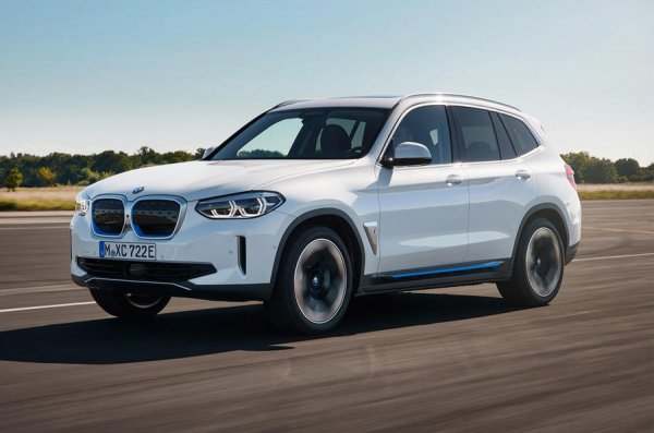 За разлика от конкуренти като Mercedes EQC и компания, ix3 за момента ще се предлага само с един електромотор, задвижващ задните колела. Мощността на електромотора е 285 конски сили и 400 Нм въртящ момент. Пробегът с едно зареждане е до 400 км. Естетически, новият електроSUV се различава от конвенционалния Х3 по затворената челна решетка и няколко други дребни детайла по купето.