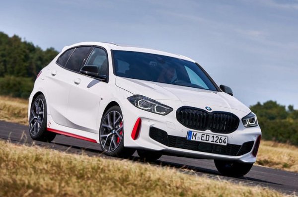 Вместо M135i, новото поколение на BMW Серия 1 ще предлага версията 128ti. Двигателят ще е познатият от преди, но с намалена до 265 к.с мощност, която ще задвижва предните колела. Ускорението от 0 до 100 км/ч за мъника ще е 6,1 сек.
