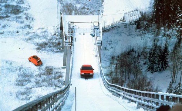 В кадър - зима и виелица. На бял фон - червен седан, покрит с малко сняг. Някой идва и с ръкавица отваря шофьорската врата. Близки планове - Audi 100 CS и табелките quattro. Двигателят стартира, чистачките се люлеят по стъклото и фаровете мигат. Колата тръгва нагоре по шанцата за ски скокове до самия връх.

Едноминутното видео влиза в златния рекламен фонд. Заснето е през 1985-та близо до финландския град Кайпола. Аудито е обуто с рали гуми с дълги шипове. Рали пилотът Харалд Демут се справя с наклона от 37,5 градуса - почти 80% - наведнъж, като по познат хълм от дома до работата. Много по-късно компанията повтаря трика с други модели. Но, както се казва, всичко важно вече се е случило.
