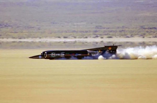 Чудовищното британско превозно средство Thrust SSC, според класификацията на съдиите, принадлежи към превозните средства с наземно управление. Сред тях той държи абсолютния световен рекорд за скорост. През 1997 година на пресъхнало езеро в пустинята Невада,  Анди Грийн ускорява автомобила до 1228 км/ч за 30 секунди. И така, това официално е първата свръхзвукова кола (SSC означава SuperSonic Car).

А това автомобил ли е всъщност? Блестящият дизайнер на няколко рекордни машини Ричард Ноубъл оборудва 16-метровото и 10-тонно чудовище с турбо двигатели Rolls-Royce от изтребителя McDonnell Douglas F-4 Phantom с обща мощност 110 000 к.с. Разходът на гориво е 18 литра в секунда. Грийн пък е пилот от Кралските военновъздушни сили. Следователно, трябва да се каже, че Thrust SSC отчасти прилича на автомобил.
