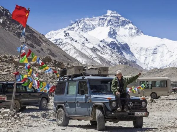 Германецът Гюнтер Холторф заема важен пост в авиокомпания. Един ден явно му става скучно в офиса и решава малко да попътува. Изкарва от гаража дизеловия Mercedes-Benz G-Wagen 300 GD с прякор Ото, настанява съпругата си Кристина да себе си и потегля на където му видят очите. Пристига в съседен град, харесва му и продължава. После още по-нататък. Така любознателният Холторф пътува 26 години, посещавайки 215 страни, включително опасни за туристите като Северна Корея и Мианмар.

Ключова идея остава пътуването: Гюнтер бавно изследва всяко място в продължение на седмици. Километражът на Ото надхвърля 900 000 километра, една трета от тях са офроуд. Автомобилът се минава прегледи с истинска германска точност и в резултат на това обикаля света почти без проблеми. Сега заема почетно място в заводския музей. А удивителният Гюнтер Холторф, ако изведнъж отново се отегчи, има какво да си спомни.
