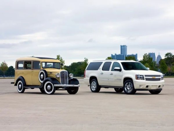 Да живееш 90 години определено е доблест. Освен това става въпрос за живот на поточната линия и успех сред широка потребителска аудитория. Chevrolet Suburban ще отбележи тази годишнина през 2025-та. Моделът, задържал се в производство най-дълго време в света!

Интересен момент е, че през първата половина на миналия век името Suburban е често срещано сред американските производители. Фабриките за каросерии го използват за обозначаване на комбита си и ги поставят на различни модели. DeSoto, Dodge, Nash, Plymouth, Studebaker бяха Suburbans. А през 1935 година Chevrolet създава огромен многоместен автомобил, наречен Carryall Suburban.
