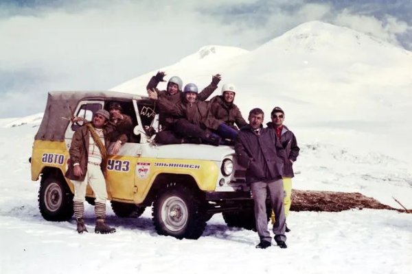 Автомобилен алпинизъм. Чували ли сте това? Продължават опитите (по някаква причина) да се влачат джипове нагоре по планините - винаги по непроходими стръмни склонове. Сред тях се откроява един щурм през 1997 година. Група от осем руснаци успява да качи за 44 дни Land Rover Defender 90 на ход по склоновете на планината Елбрус до източния й връх на височина 5621 метра. Това е записано в Книгата на рекордите на Гинес.

Колата все още се намира там на мястото на подвига. По време на спускането кабелът се скъсва, автомобилът пада по склона, прави салто и вече нищо не става от него. Това е автомобилният инцидент на най-голяма надморска височина в историята. Трябва да се отбележи обаче, че още през 1974 година, три стандартни автомобила УАЗ спокойно се качват по Елбрус като част от тестове. За четиридесет минути те достигат 4200 метра височина ... и слизат невредими.
