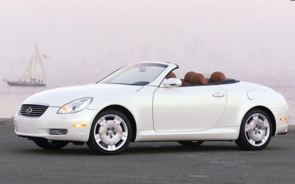 Не е най-известната болка на феновете, но пък не може да бъде пропусната. Първият  Lexus SC, както и неговият близнак Toyota Soarer, са много удачни автомобили, които предлагат максимален комфорт, но след някои доработки се превръщат в кола, идеална за дрифт. При смяната на поколения SC променя напълно и концепцията си, като се превръща в кабриолет от клас GT. Така започват проблемите.

А в новия SC те не са никак малко - клиентите се оплакват от лоша сглобка и от флегматичните двигател и скоростна кутия. Водещи автомобилни издания като Car, Top Gear и Evo критикуват автомобила заради лошата му управляемост и настройки на шасито. Мнозина са на мнение, че Z40 е един от най-лошите автомобили в историята.
