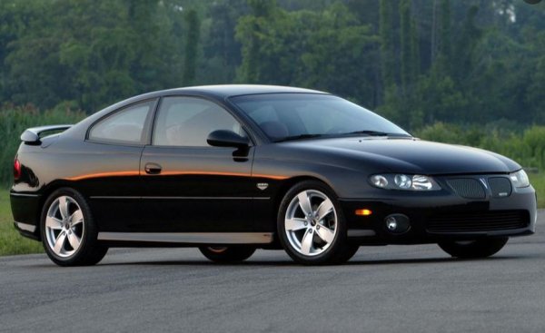 Моделът GTO се счита за баща на масъл-каровене, но и той, както предните две машини, става жертва на световната петролна криза. Третото поколение на GTO дори не е самостоятелен модел, а само допълнителен пакет Le Mans. Защо в списъка попада петата генерация на GTO, при която и моторите са правилните (по американските стандарти), задвижването е към задната, а характерът е експлозивен?

Проблемът е, че последният GTO е безличен. По това време Ford, Chevrolet и Dodge подготвят пускането на нови Mustang, Camaro и Challenger с олдскул-визия и характер, докато Pontiac залага на платформата V-Body, на която построен Opel Omega B. Меките черти на Holden Monaro никак не се връзват с името GTO и затова петото поколение оцелява само 3 години (2004-2006). Феновете просто не го харесват.
