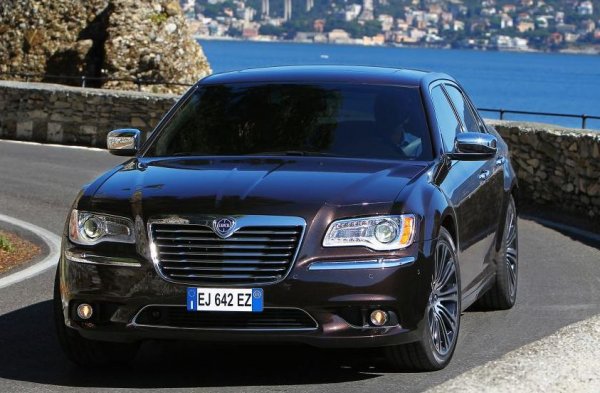 Както е известно, концернът FCA си има италианско крило, в което влиза марката Lancia. Нещата при нея обаче вървят доста зле, като тя се продава само на пазара в родината си, тъй като предлага странни и технически остарели автомобили. Такава беше и последната Delta, която от икона на автомобилния спорт се превърна в авангарден хечбек. Тук обаче стама дума за седана Thema.
С Delta всичко е ясно - феновете на марката никога няма да простят това, в което се превърна този модел.

При Thema ситуацията е по-интересна, тъй като предишната, както и последната, никога не са били самостоятелен автомобил. Тя делеше една платформа с Alfa Romeo, Fiat и с вече починалия Saab. Защо обаче именно втората Thema получи толкова негативни реакции? Защото - няма как Chrysler 300 да предаде духа на Италия.
