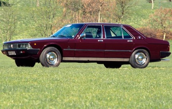 Точно 13 бройки за 4 години производство - такъв е тиражът на второто поколение на Maserati Quattroporte. Даже 1/10 от купувачи на първото не са решили да го сменят с новото. Главният проблем на спортния седан е петролната криза, заради която търсенето на такива модели в средата на 70-те години на миналия век е сведена до минимум.

Друг пропуск при Quattroporte (версия АМ123) е твърде революционните технологии, които използва. Моделът преминава на разтегленото шаси на Citroen SM (по това време компанията Maserati е собственост на французите), а това означава предно предаване и хидропневматично шаси. Консервативните клиенти на марката не са готови както за това, така и за футуристичния дизайн на Марчело Гандини. Сега оцелелите бройки от АМ123 струват огромни пари, но феновете на Maserati не броят този автомобил за свой.
