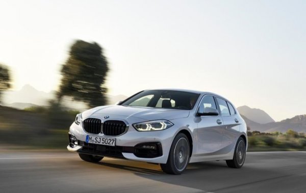 Ако отидете на официалната страница на BMW във Facebook и прочетете коментарите под снимките на новата "единица", веднага ще разберете колко тя се "харесва" на феновете на модела. Собствениците на предишните поколения за модела са доволни, че са сдобили с тази кола, когато тя действително е била уникално предложение - хечбек от клас "голф" със задно предаване и надлъжно разположение на мотора.

Всъщност, преминаването на 1-Series към предно предаване беше напълно очакване, тъй като по-рано по същия път поеха BMW X1/X2, както и компактния ван 2-Series. Ако отчетем, че Active Tourer се оказа до голяма степен пазарен провал, а X1 и X2 се купуват предимно заради система xDrive, то явно в BMW си играят с огъня. Но пък може и да се окаже точно обратното.
