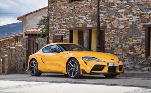 Проблемът при новото поколение на култовия японски автомобил е, че той е BMW, тъй като е създаден с основното участие на германския концерн едновременно с неговото Z4. Преданите поклонници на Toyota трудно могат да преживеят подобно нещо. Те считат, че Supra всъщност си е модифицирано BMW Z4. Глобализацията си е точно това - жестока и непредсказуема.

Другият проблем на новата Supra е фактът, че не се прави в Япония, а в Австрия. Освен това, тя отстъпва като характеристики на наследниците на довчерашните си съперници - Skyline GT-R и Honda NSX, които се изстрелват от 0 до 100 км/ч за 3 секунди и вдигат над 300 км/ч. При Supra тези показатели са 4 секунди и 250 км/ч, но пък тя е по-евтина от GT-R и NSX. Освен това, нейният тираж е разпродаден за месеци напред, така че ситуацията с феновете може и да се промени.
