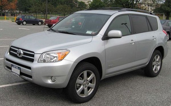 Първото място в списъка заема кросоувърът Toyota RAV4. Американците го определят, като такъв с прилично оборудване, издръжливи материали в салона, просторен интериор и с добри офроуд качества. Лесен за поддръжка и с най-малък брой технически проблеми.
