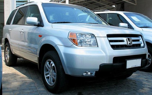 Втората позиция е за Honda Pilot. Този кросоувър е по-непопулярен у нас, но се среща в обявите за употребявани автомобили. Той радва своите собственици с висока надеждност, безопасност, "дълголетие", както и с интелигентното задвижване на всички колела iVTM-4. В списъка с оборудване има и много полезни функции.