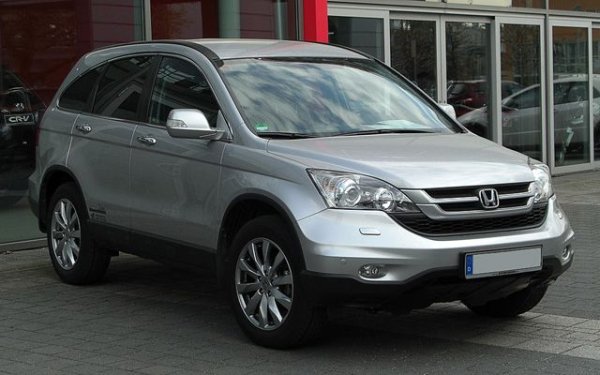 На трето място е друг модел на японския автомобилен производител Honda. става дума за често срещания у нас CR-V. Този модел е много популярни на много световни пазари и може да се похвали с изключително надежден двигател, както и с разумно съотношение цена/качество. Американците предпочитат тази кола с 2,4-литров бензинов двигател с вътрешно горене с мощност 190 конски сили, но и по-слабия двулитров бензин е много надежден.
