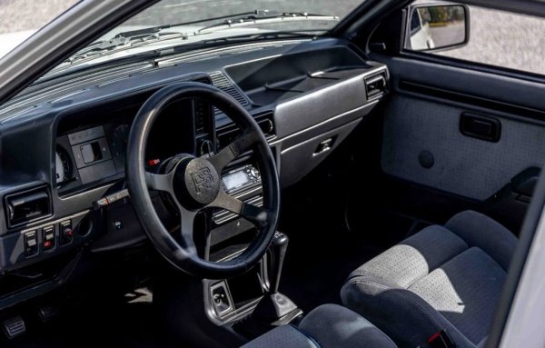 Докато предишните генерации на Escort имаха специални рали версии, това е първият истински хот хеч на Ford - бърза и със спортно поведение кола, но на достъпна цена и за масово ползване. Под капака е 1.6-литров бензинов мотор с турбокомпресор и 132 конски сили мощност - всъщност доста добър показател, като имате предвид, че общото тегло е едва около тон. Добавете солидна 5-степенна ръчна трансмисия и диференциал с ограничено приплъзване, и получавате една от най-забавните малки коли на 80-те години. Всъщност за много експерти точно този автомобил е върхът изобщо за името Escort - макар че ще трябва да се върнем доста назад в историята, за да обясним защо. 
