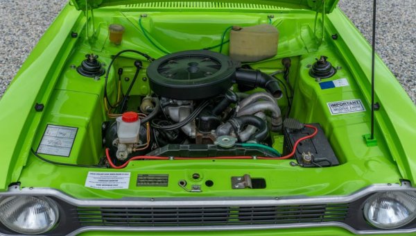 В Западна Европа обаче Escort е смятан за тесен, неособено комфортен и технологично изостанал спрямо модели като Opel Kadett, Fiat 128 и Renault 12.
Еscort има задно предаване, 4-степенна ръчна трансмисия и доста примитивно окачване с една твърда ос отзад, монтирана на листови амортисьори. Двигателите са с обем между 1.1 и 2.0 литра, и мощност между 41 и 101 конски сили. 