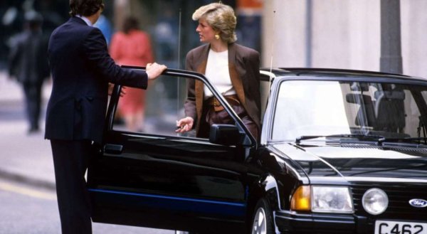 Вместо това интересът надминава всички очаквания и компанията произвежда 8604 екземпляра. Огромната част от тях са боядисани в цвят Diamond White. Ford решава да създаде само три Escort RS Turbo в черно - първият от тях е предназначен специално за принцеса Даяна, която след това ползва колата в течение на години. Миналата година автомобилът на принцесата бе продаден на търг за впечатляващите 857 712 долара. 