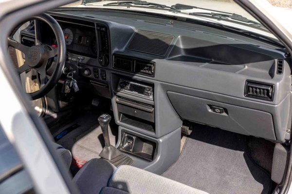 Escort RS Turbo си остава много рядък автомобил, особено във версия с ляв волан като тази. Приблизително две трети от цялото производство е предназначено за британския пазар е и с десен волан. Колата развива 205 км/ч максимална скорост, и ускорява от място до 100 км/ч за 8.3 секунди - добър показател за 80-те години. Горивната система е Bosch KE Jetronic. 