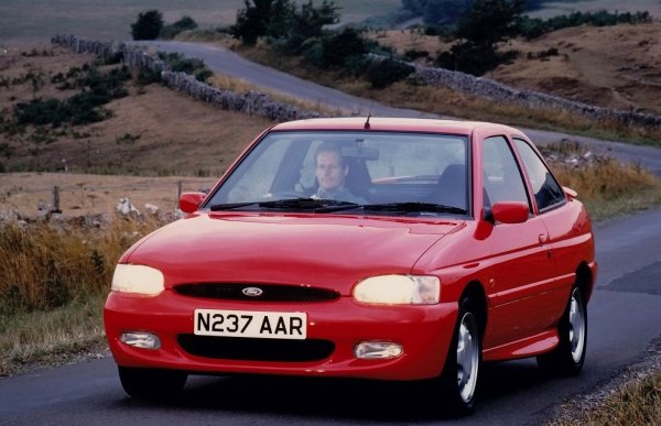 Третото поколение е върхът в развитието на Escort. Четвъртото, появило се през 1986, е по-скоро умерен фейслифт, отколкото нов модел. Петото (на снимката)q което дебютира през 1990, е с осъвременен дизайн, но в същото време познатите ви човечета от маркетинга се намесват и връщат конструкцията назад: вместо софистицираното независимо окачване, новият модел получава опростена торсионна греда отзад. Шестото поколение от 1995 е създадено по познатия модел: като се преопакова петото в леко променени ламарини. Разочарованието от него е толкова голямо, че този път инженерите вземат надмощие и се решава следващият компактен хечбек на Ford за Европа да се създаде от нулата, да е максимално иновативен и насочен към удоволствието от шофирането. Понеже името Escort вече носи отрицателни асоциации, се решава новата кола да бъде прекръстена. Това ще е Focus I. 