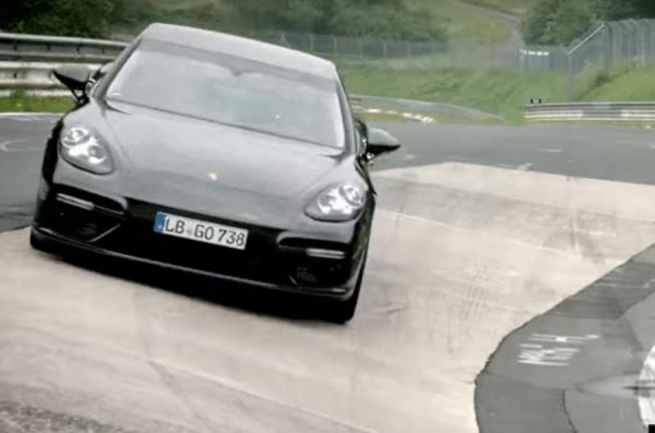 Създавайки второто поколение на Panamera, експертите на Porsche явно са се постарали да я направят не само по-красива, но и по-бърза. 

Година: 2016