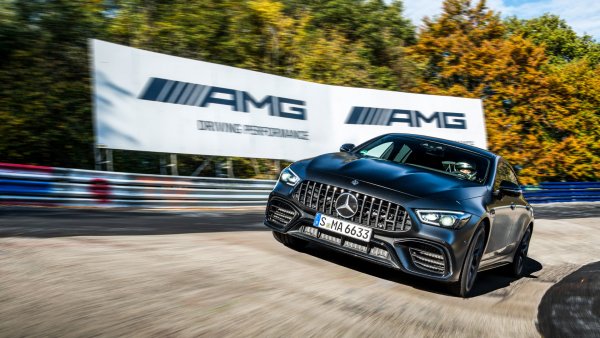 От Mercedes упорито настояват, че този автомобил е "купе". Но понеже има четири врати, той напълно си заслужава мястото в нашия списък. Германците дори се хвалят, че държат рекорда за автомобил с четири места - но тук не сме съвсем съгласни, защото Nissan GT-R също има четири места, а бе по-бърз на Северната дъга. 

Година: 2018