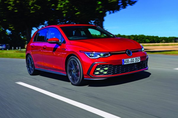 Обаче се предлагат като опция. Електрониката на борда ви предлага много възможности по отношение на твърдостта на работата на окачването, така че водачът да може да създаде свои собствени настройки, след което да ги запази в менюто Individual. Скоро това ще е страхотен тренд при всички производители на хотхеч модели.
