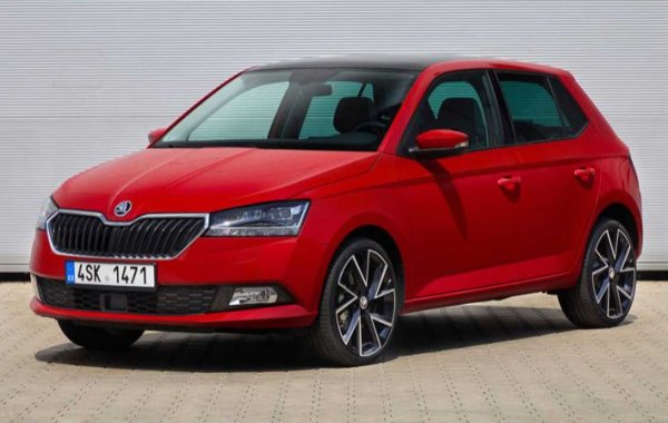 Най-слабият вариант на Fabia, която скоро трябва да смени поколенията е оборудван с 1,0-литров атмосферен мотор с 3 цилиндъра, която развива 60 к.с. и 95 Нм. С него хечбекът ускорява до 100 км/ч от място за 16,4 секунди, а максималната му скорост е 158 км/ч.