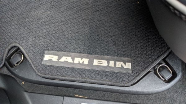 Тайно отделение в пода, което обаче услужливо е надписано